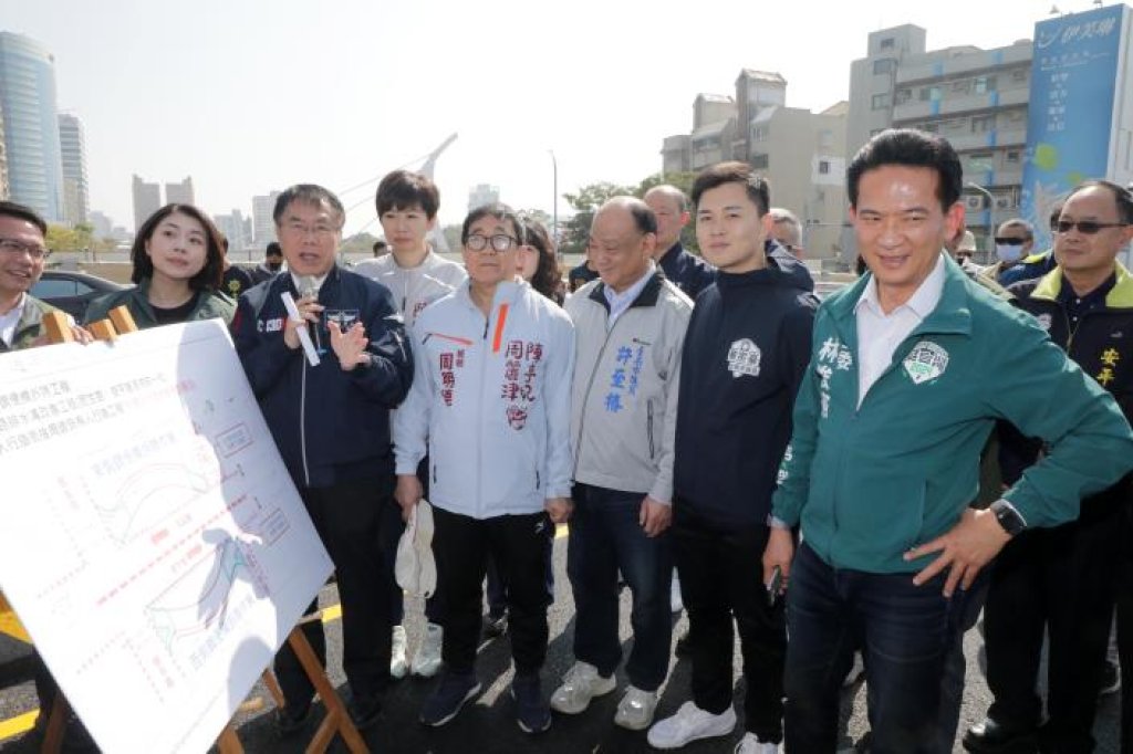 黃偉哲除夕圍爐慰問災民 感謝各界暖心協助災民重建家園