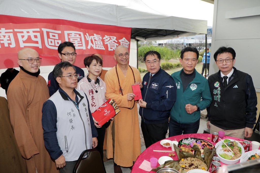 黃偉哲除夕圍爐慰問災民 感謝各界暖心協助災民重建家園