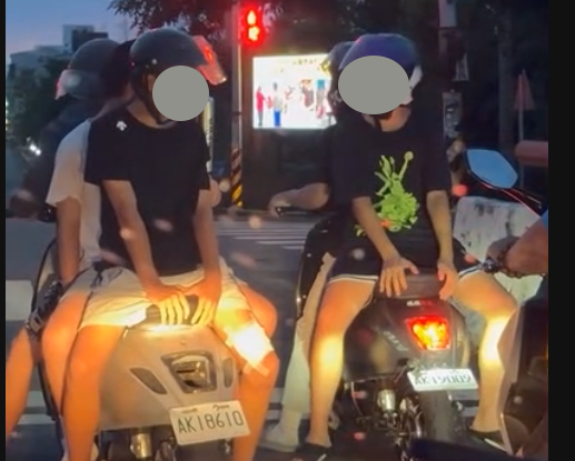 危險畫面曝光!太平2輛微電車違規載人 乘客竟反向背坐上路
