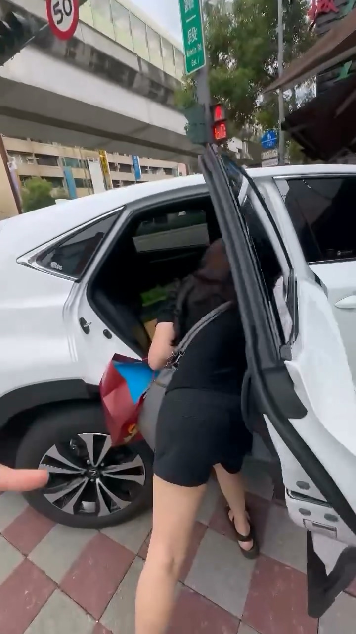 影/整台開上去!女駕駛違停人行道 民眾拍照檢舉遭嗆「我要報警」