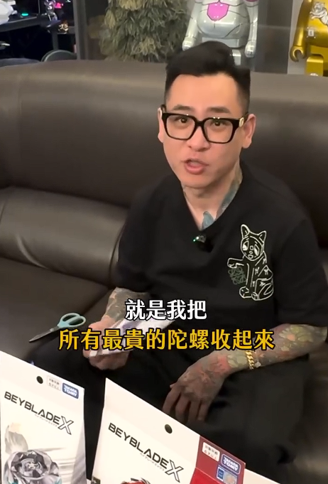 蹦闆迷上玩戰鬥陀螺。（圖／翻攝蹦闆IG）