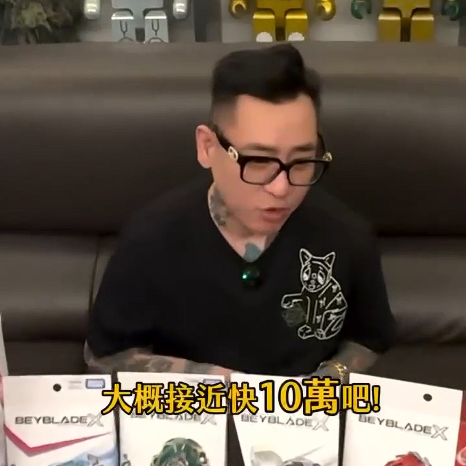 蹦闆迷上玩戰鬥陀螺。（圖／翻攝蹦闆IG）