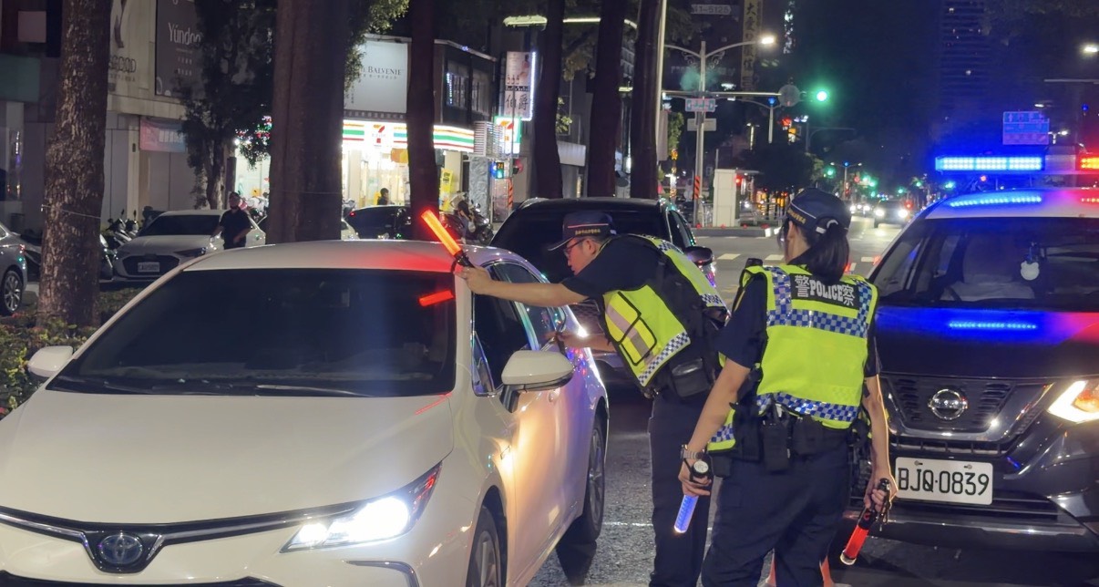 全國同步掃毒駕!高雄出動610警力 保一特勤隊「罕見南下」荷槍攔查