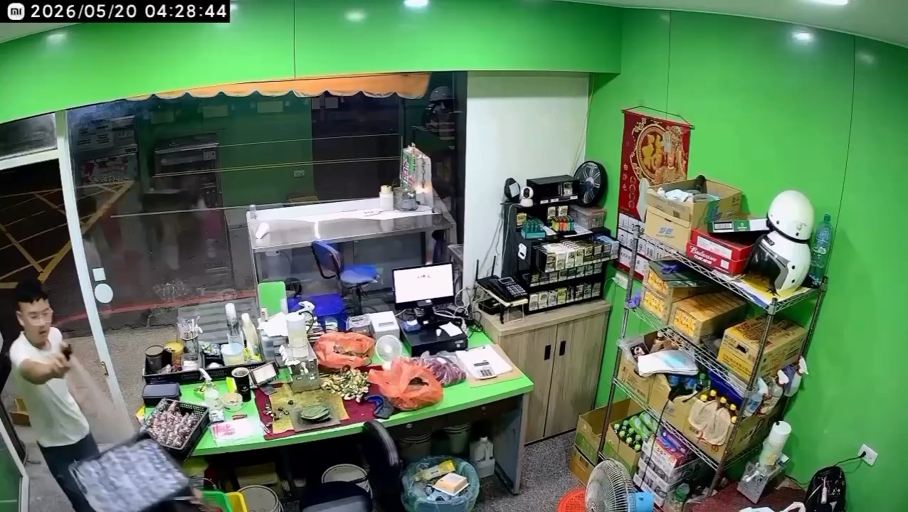 影/嘉義阿志頭踹門闖檳榔攤!辣椒水狂噴女員工想要錢 1分鐘後回頭「加碼補搶」還是拿錯