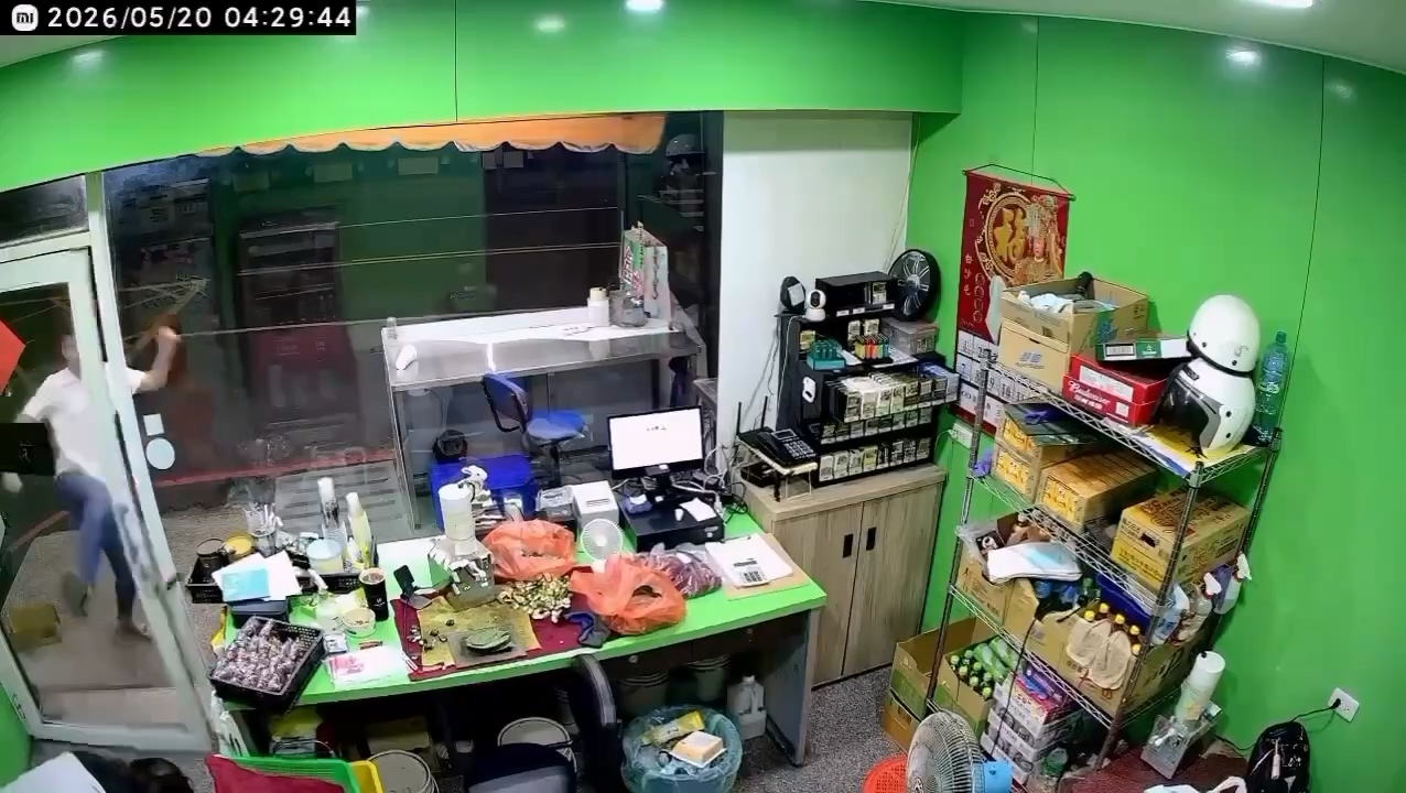影/嘉義阿志頭踹門闖檳榔攤!辣椒水狂噴女員工想要錢 1分鐘後回頭「加碼補搶」還是拿錯