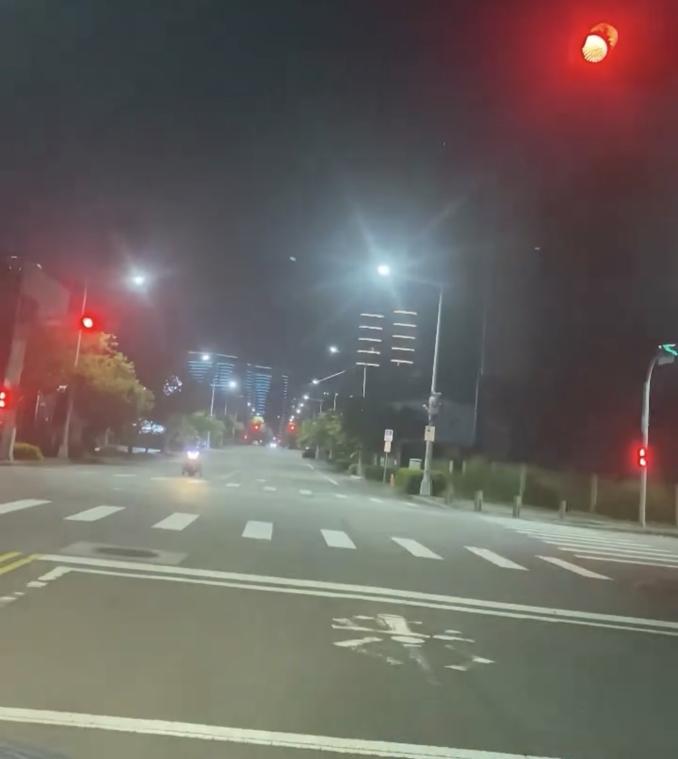 畫面曝光/北屯路燈深夜狂閃引關注 台電現勘:供電正常非台電原因