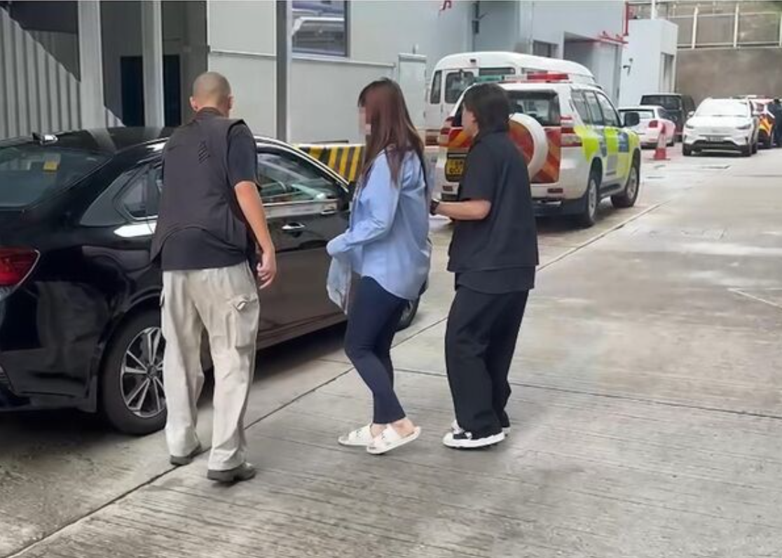 香港警方釋出AV女優素海霖遭捕的照片。（圖／香港警方）