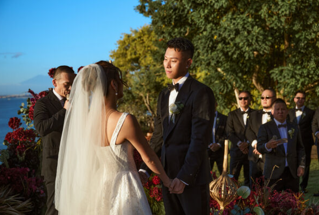 瘦子和老婆在峇里島補辦浪漫婚禮 。（圖／本色音樂提供）