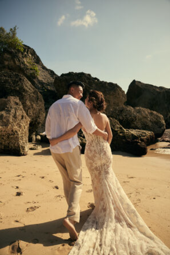 瘦子和老婆在峇里島補辦浪漫婚禮 。（圖／本色音樂提供）