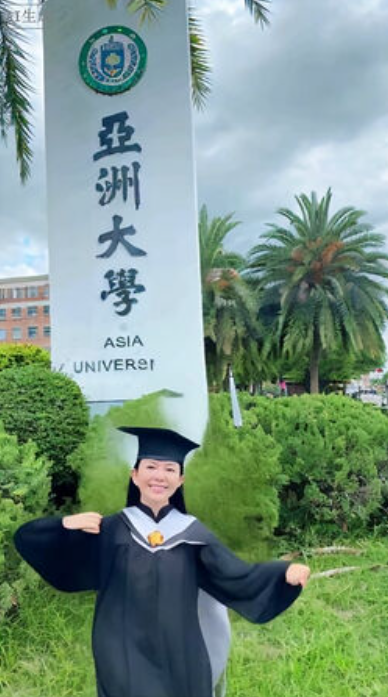 狄鶯分享AI畢業影片，大笑揮手跳舞。（圖／翻攝狄鶯臉書）