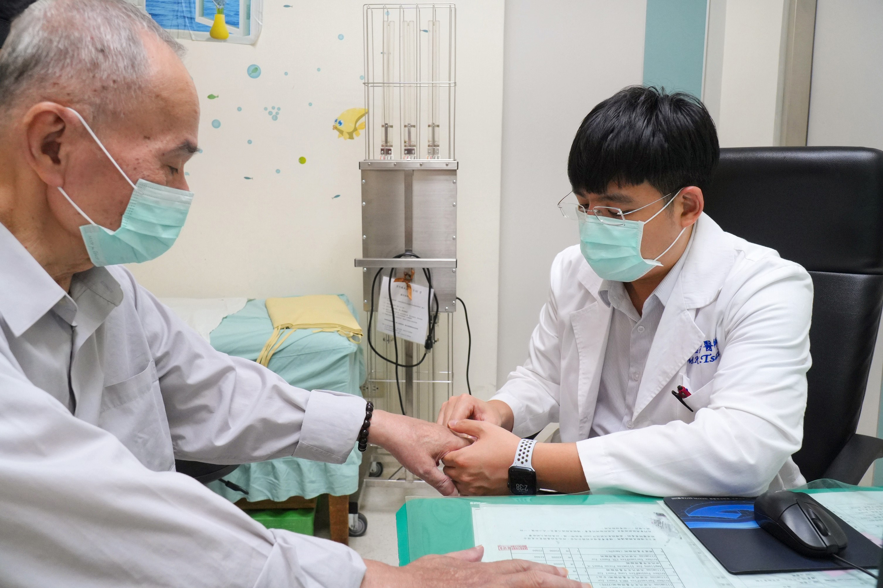 風濕免疫科蔡孟格醫師為黃伯伯進行關節評估,也提醒民眾多處關節持續性疼痛、腫脹或晨間僵硬應及早就醫。