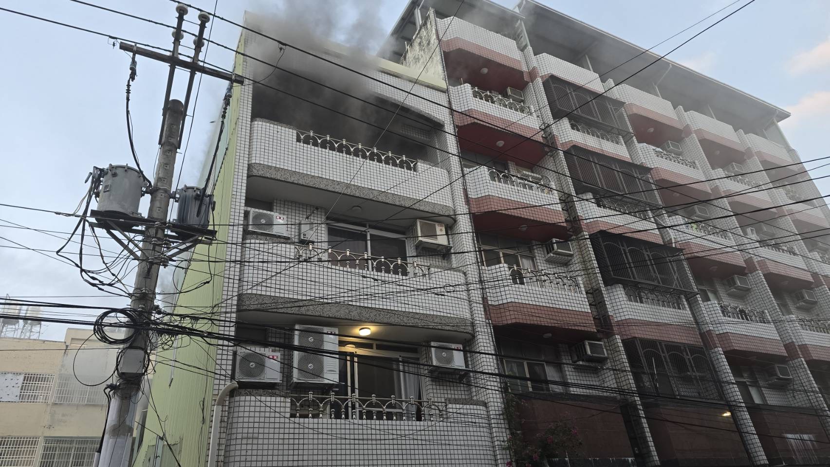 台中大里住宅清晨火警 一家5口受困陽台獲救 3人輕微嗆傷送醫