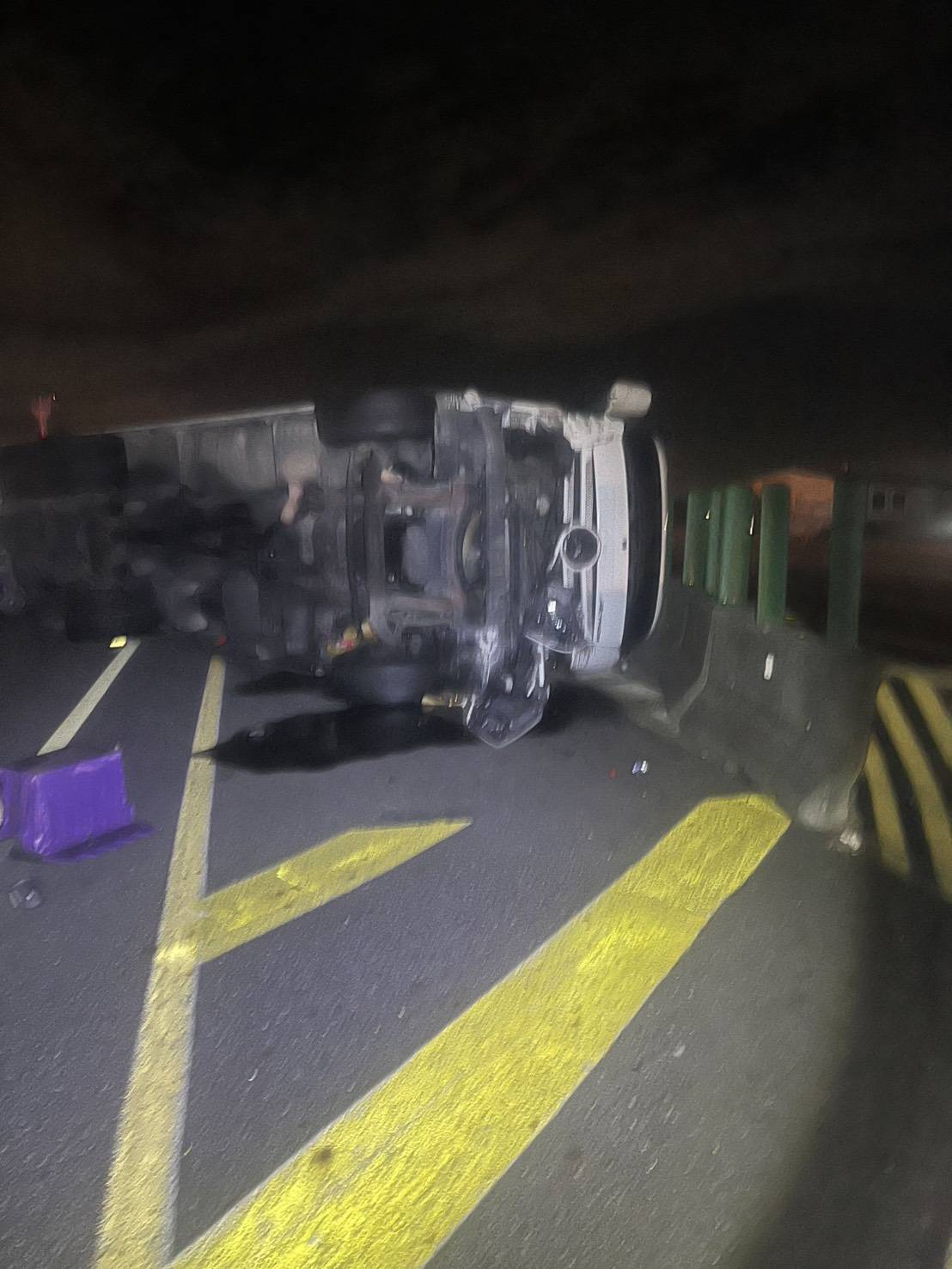 國道1號彰化秀水段聯結車翻覆 物流貨物散落全車道釀4車事故幸無人傷