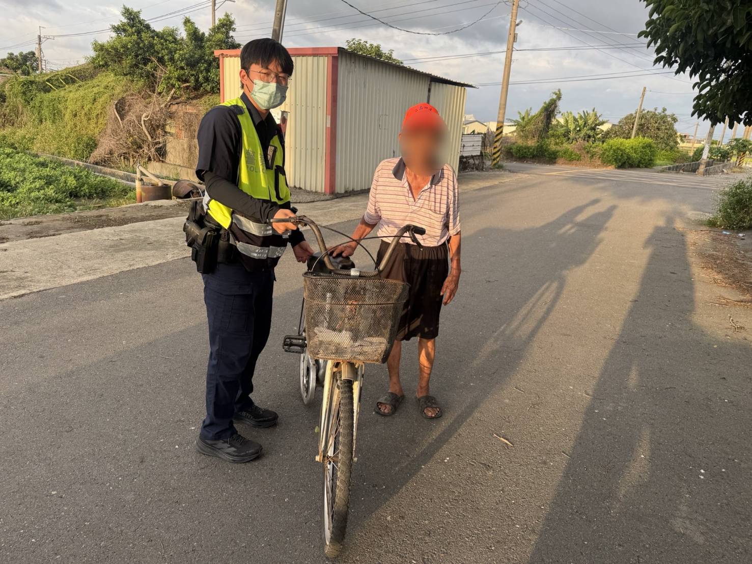 獨居老翁騎單車迷途體力不支 馬光暖警護送返家獲讚
