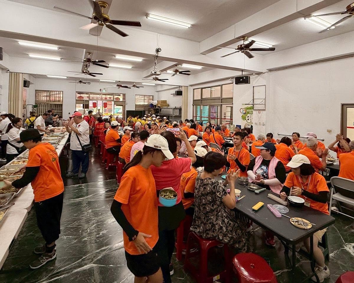 逸軒義廚、金帽廚師義廚團高雄義煮送暖　200人共享愛心辦桌關懷弱勢