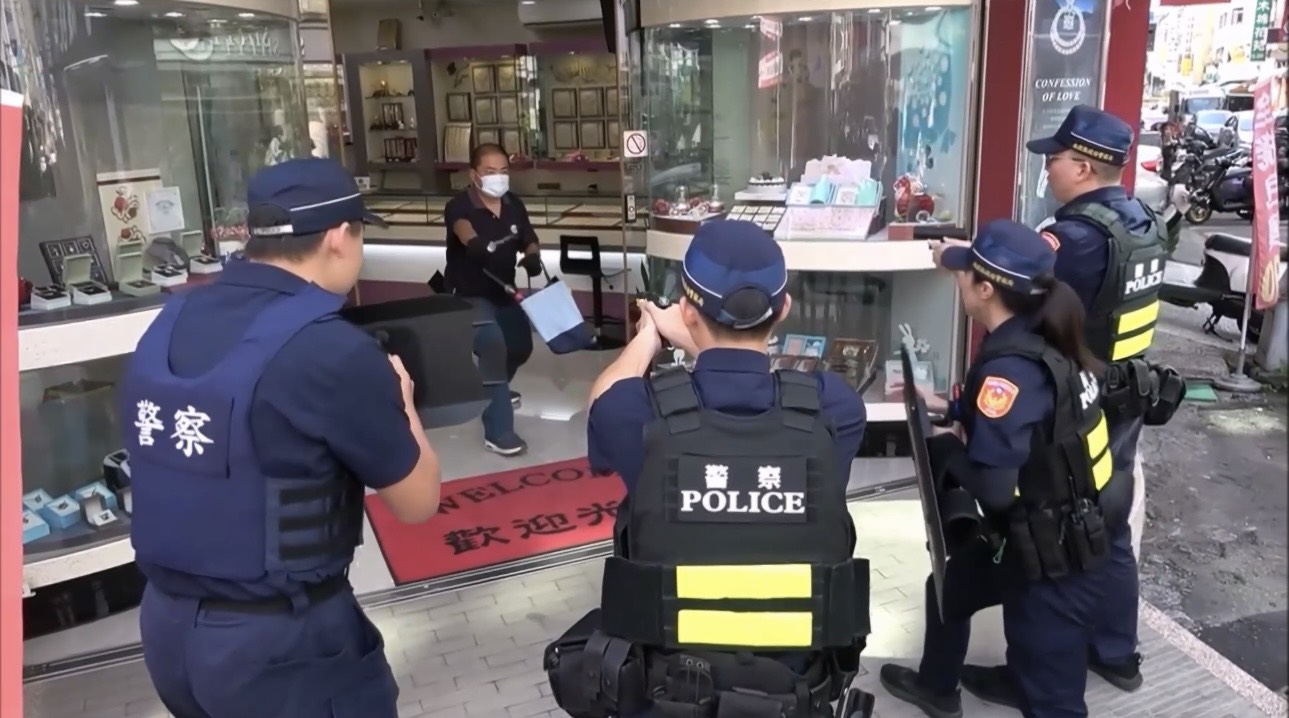 南投警結合銀樓防搶演練 模擬真實強盜情境驗證快速應變能力