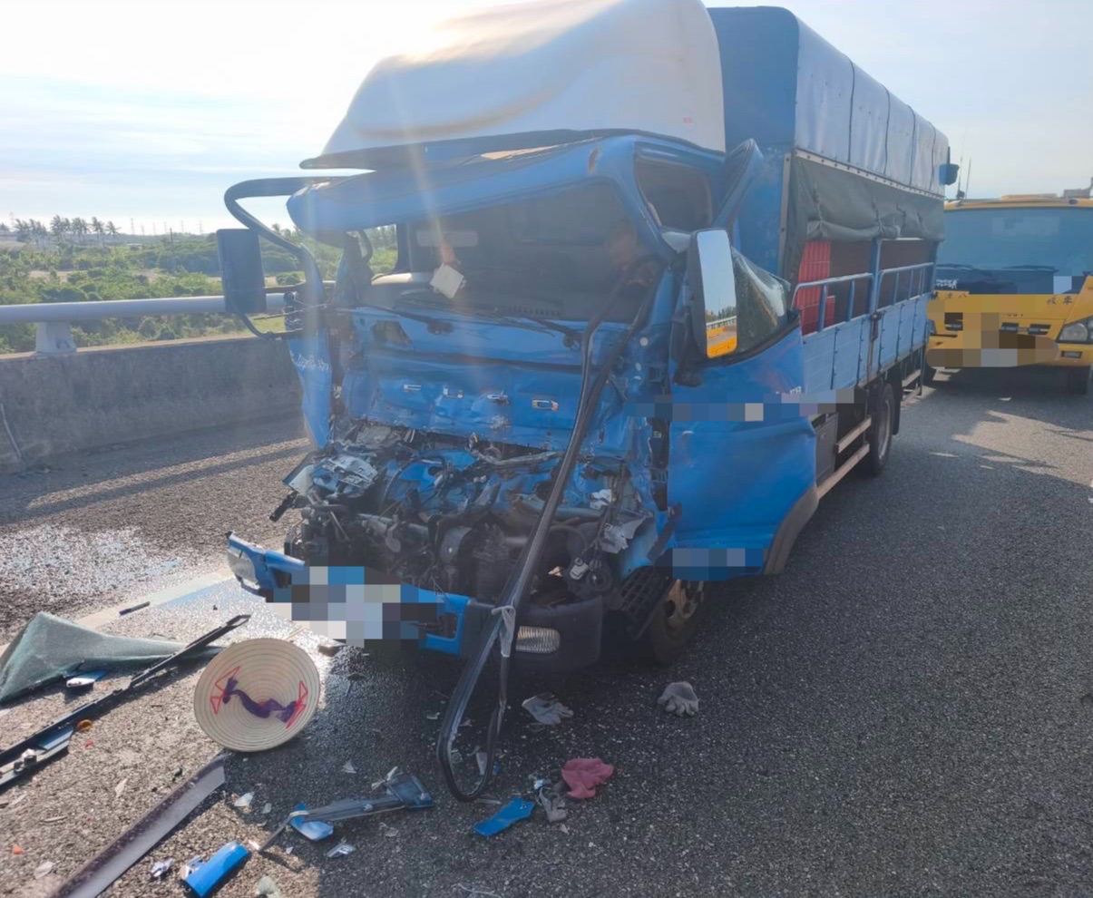 國1台南新市段死亡車禍！小貨車追撞半聯結車　51歲駕駛送醫不治