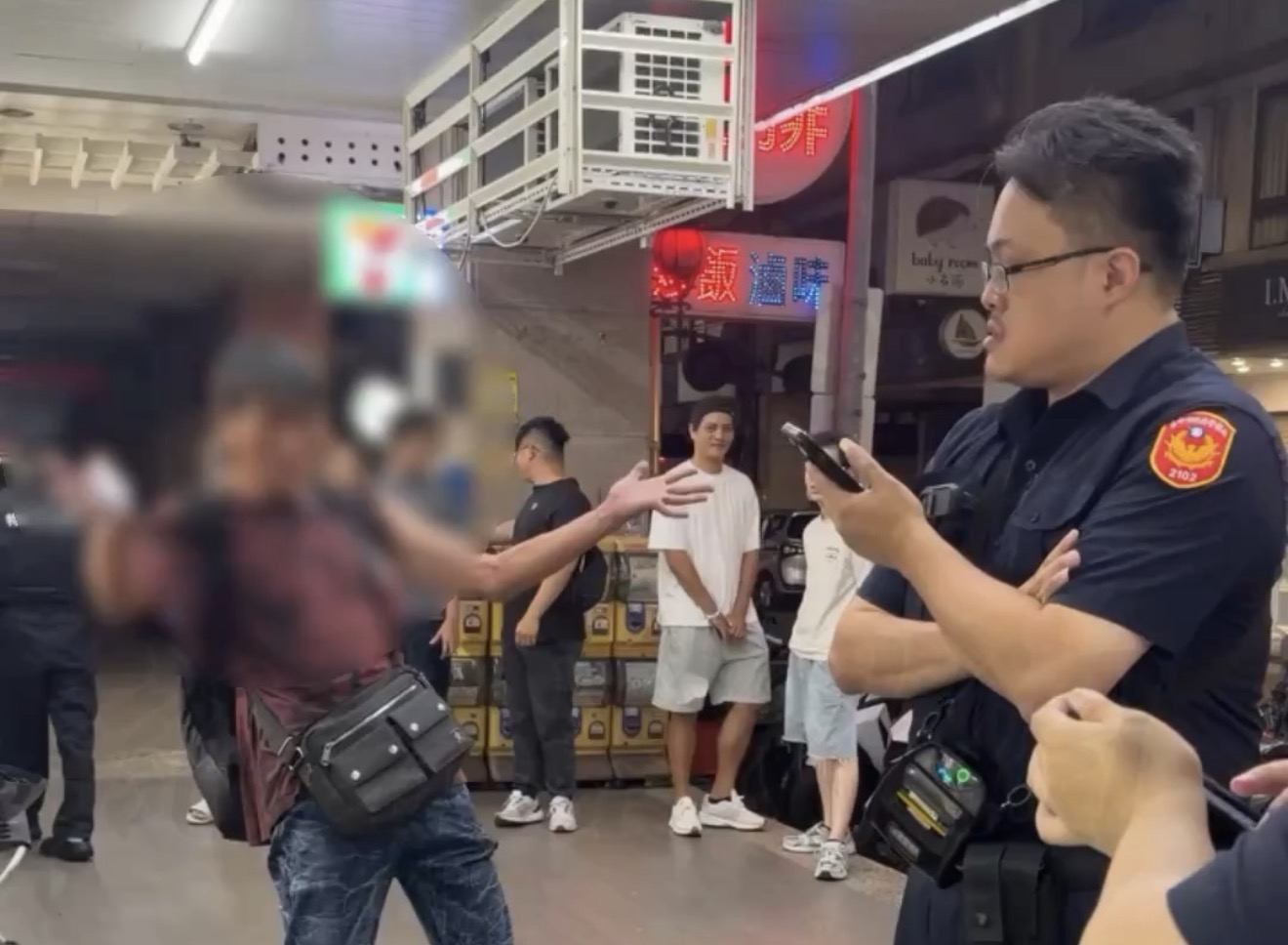 疑尾隨女子遭店家制止 台中男子情緒失控遭警壓制帶回