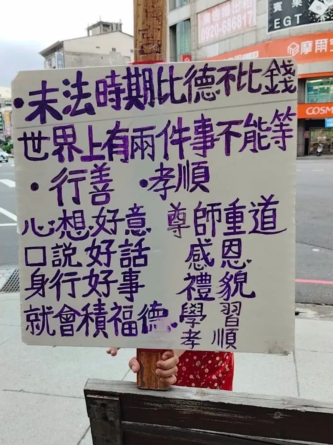 台中中清路口「正能量舞者」引注目　每天跳舞7、8小時盼帶給路人歡樂