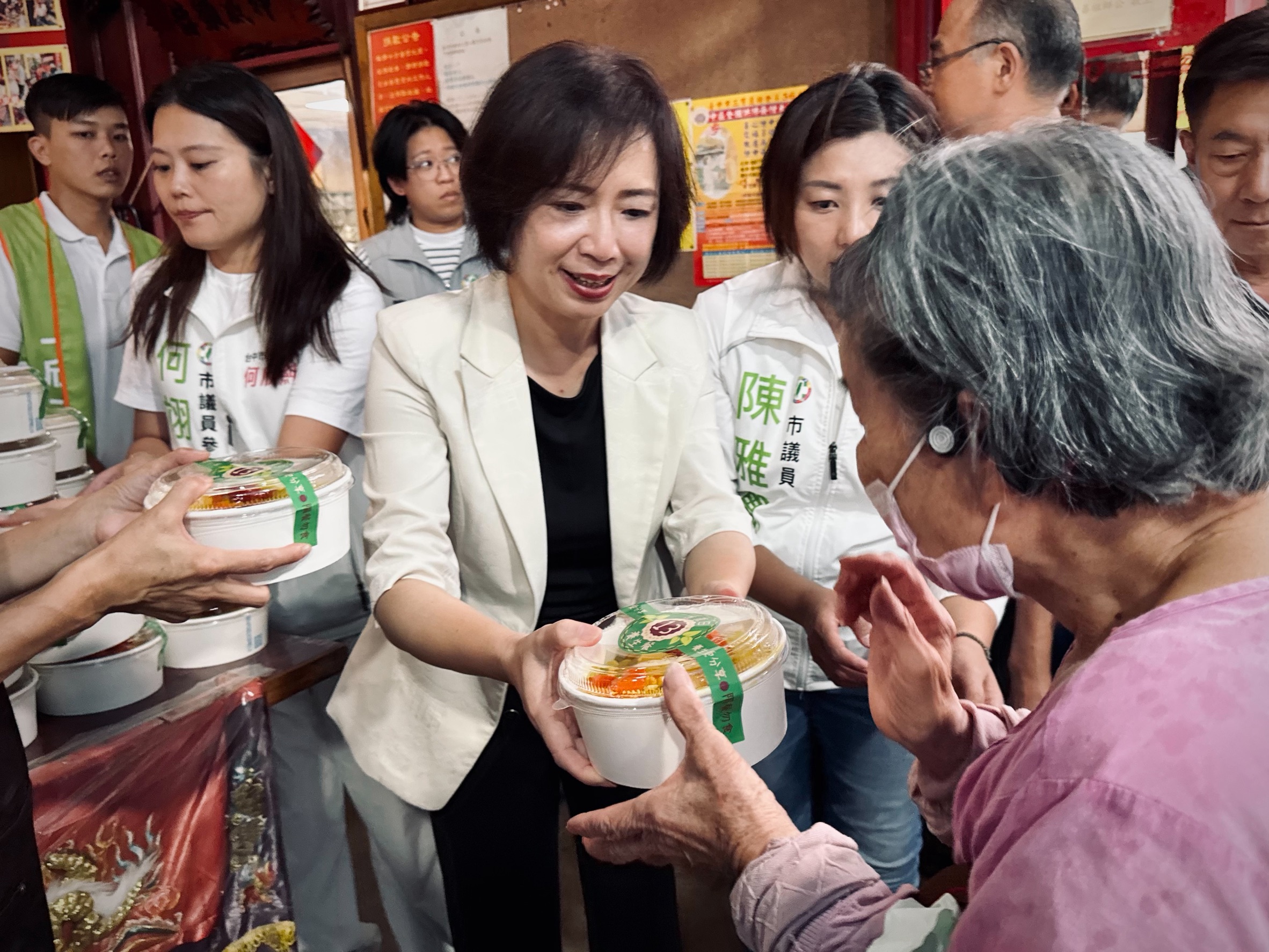 東區普聖宮愛心便當暖心結緣 何欣純:串聯公私力量 讓善循環延續台中