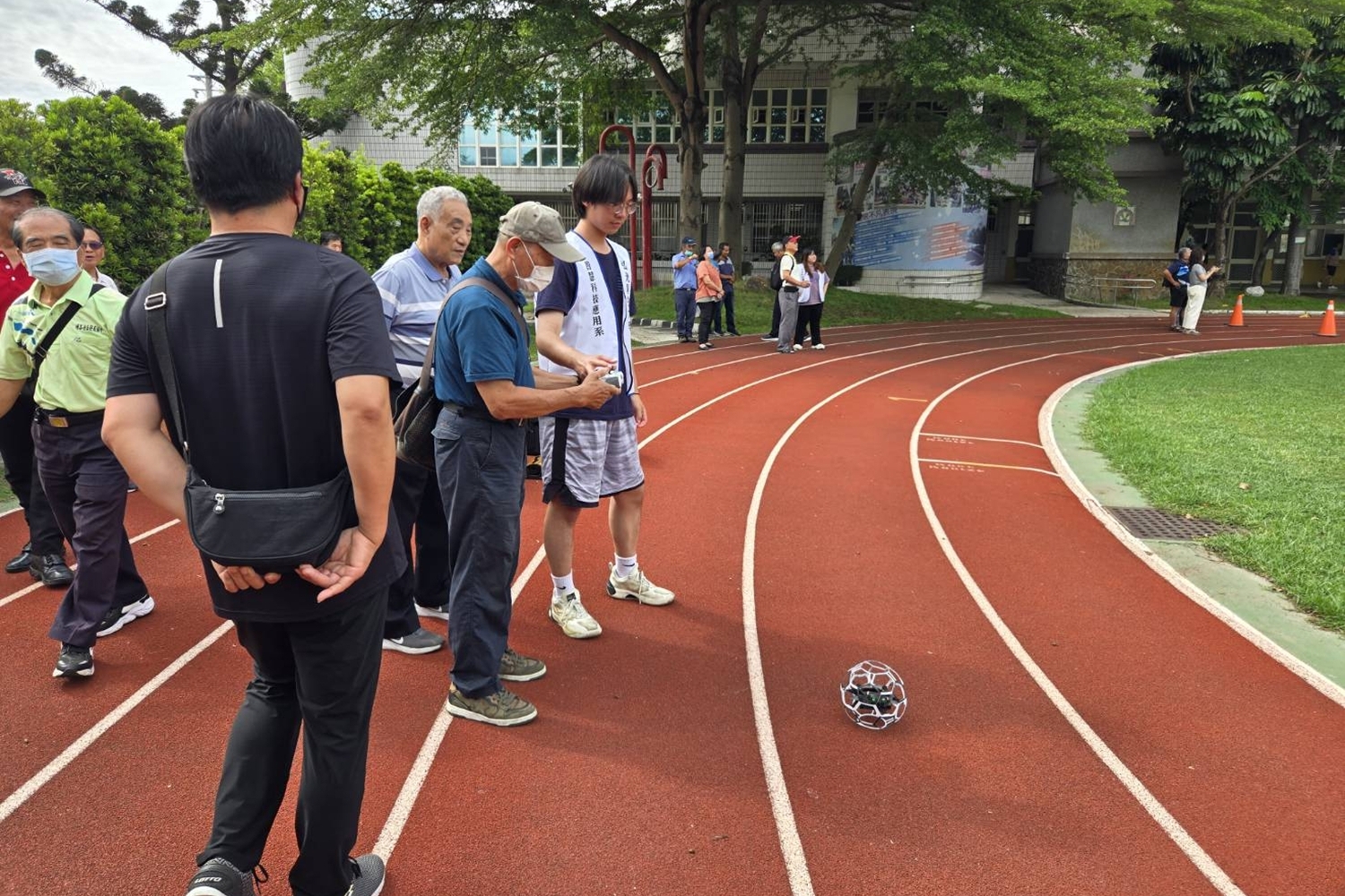環保志工體驗無人機操作。（弘光科大提供）