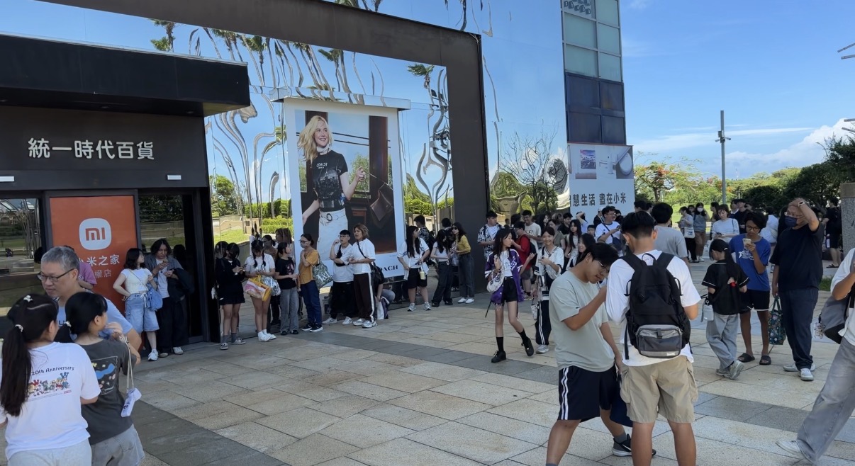 \i-dle快閃店今（16）日在高雄夢時代開賣，還沒營業現場就大排長龍