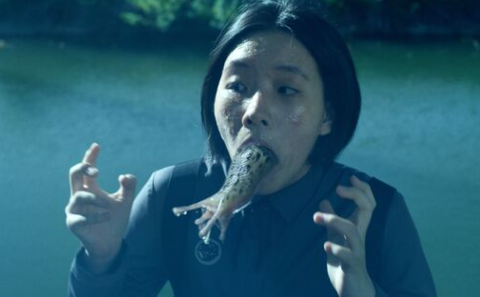 《聰明鎮》劇中吐出蛞蝓,來自伊藤潤二漫畫裡的遭遇。(圖/奇蹟映畫提供)