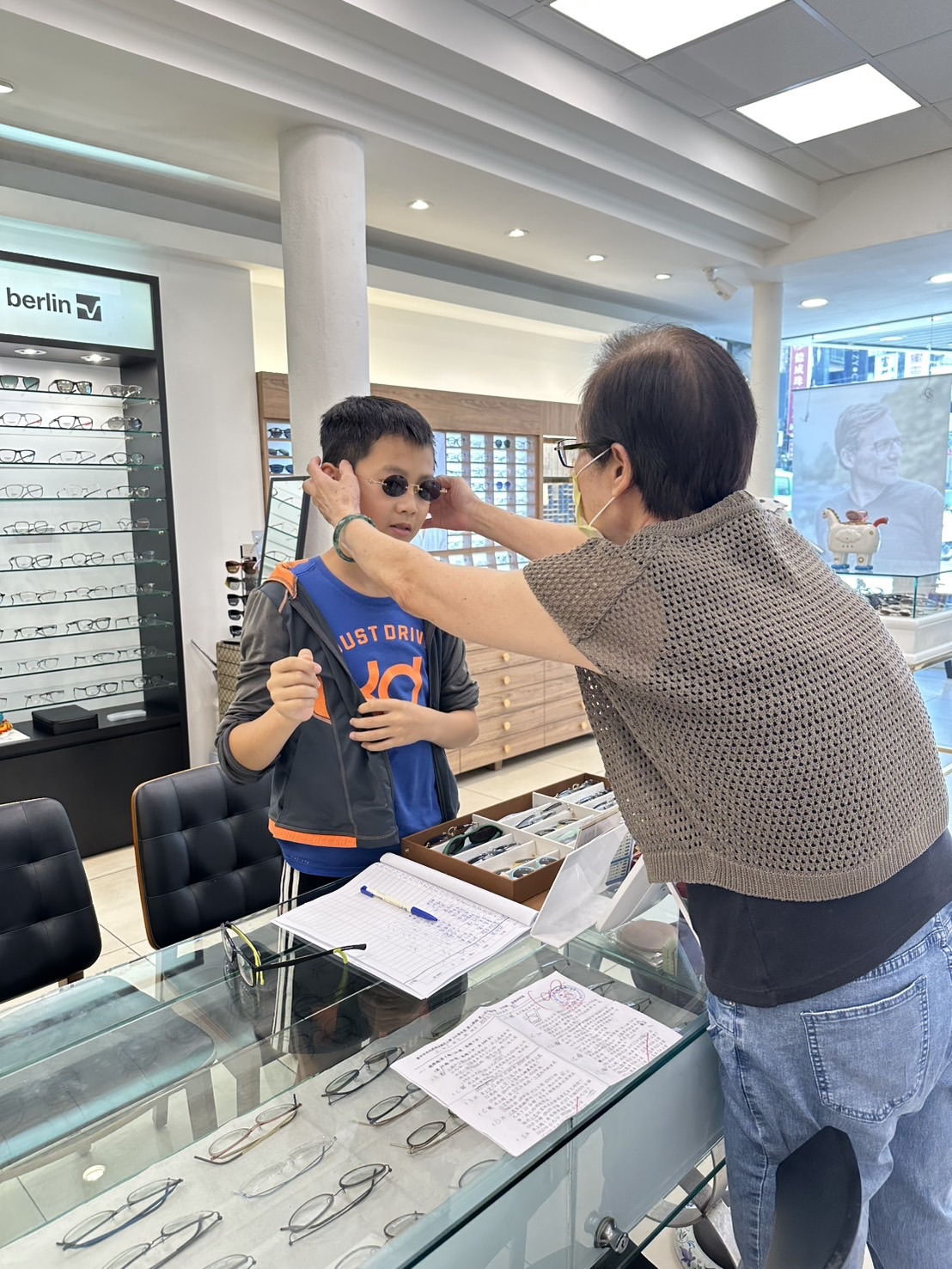 不是送眼鏡,而是送鼓勵 宏恩眼鏡:324位孩子讓我們更相信努力的價值