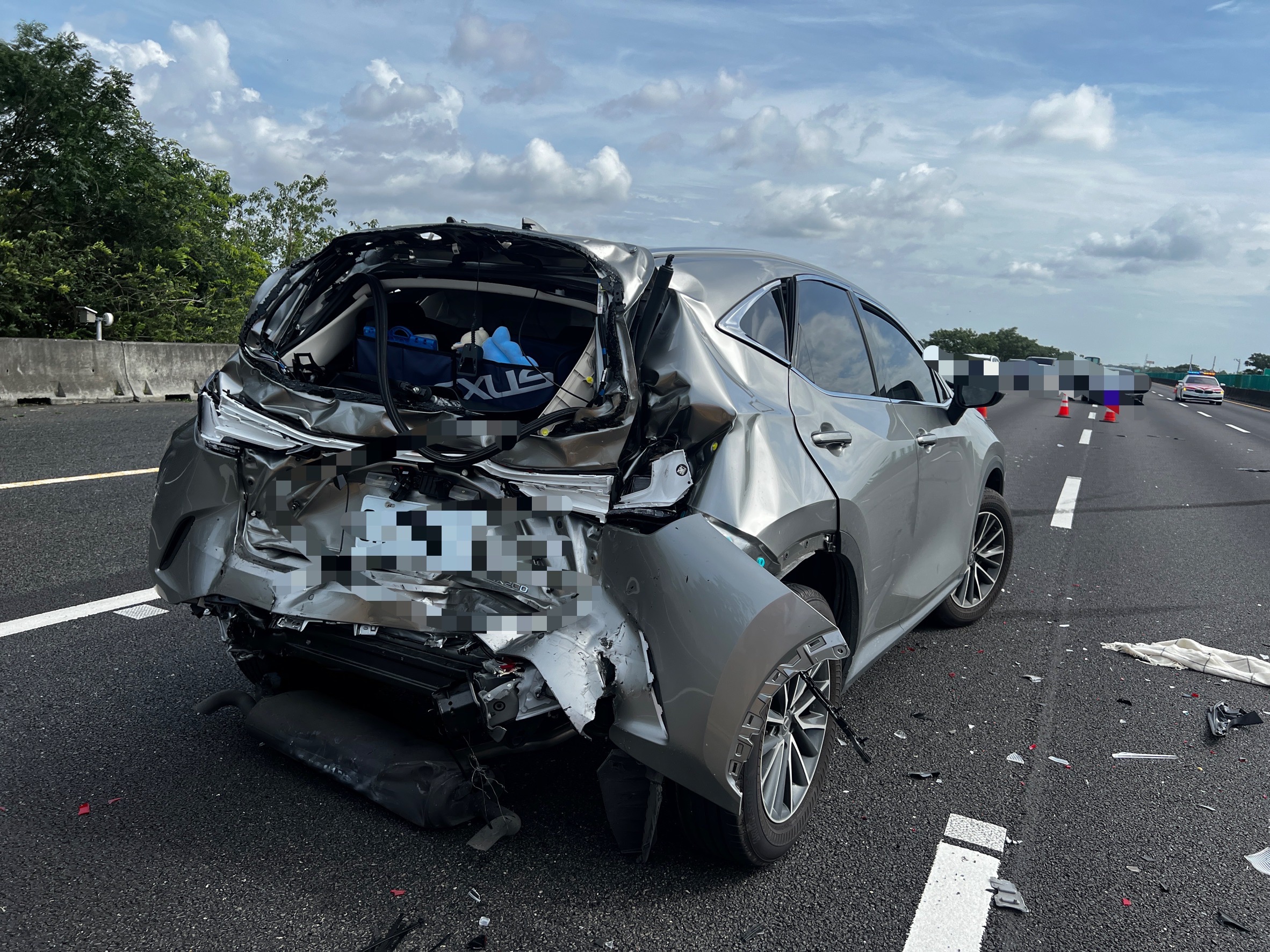 國道1號雲林段追撞事故！小貨車猛撞前車　Lexus車尾全毀1女受傷送醫