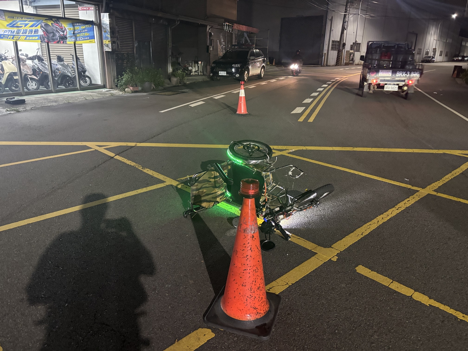 潭子拼裝車逆向闖快車道釀擦撞 駕駛受傷送醫、肇因待鑑定