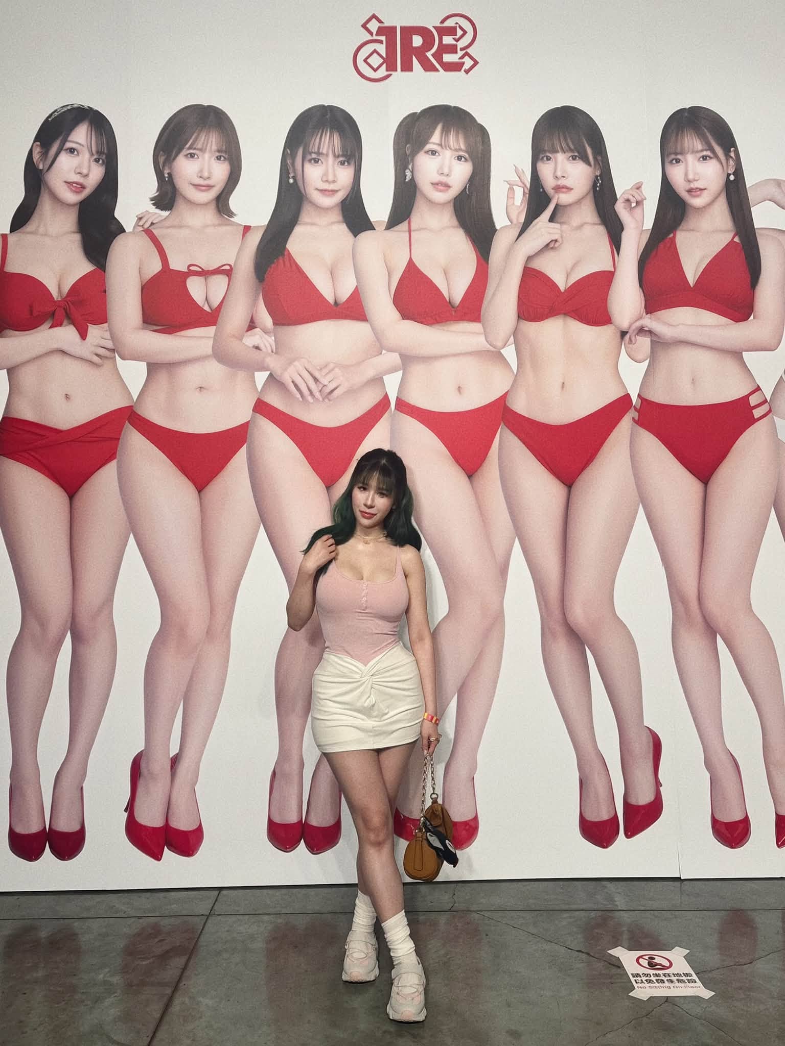 丹妮婊姐在成人展被問「妳的攤位在哪裡」。(圖/翻攝丹妮婊姐臉書)