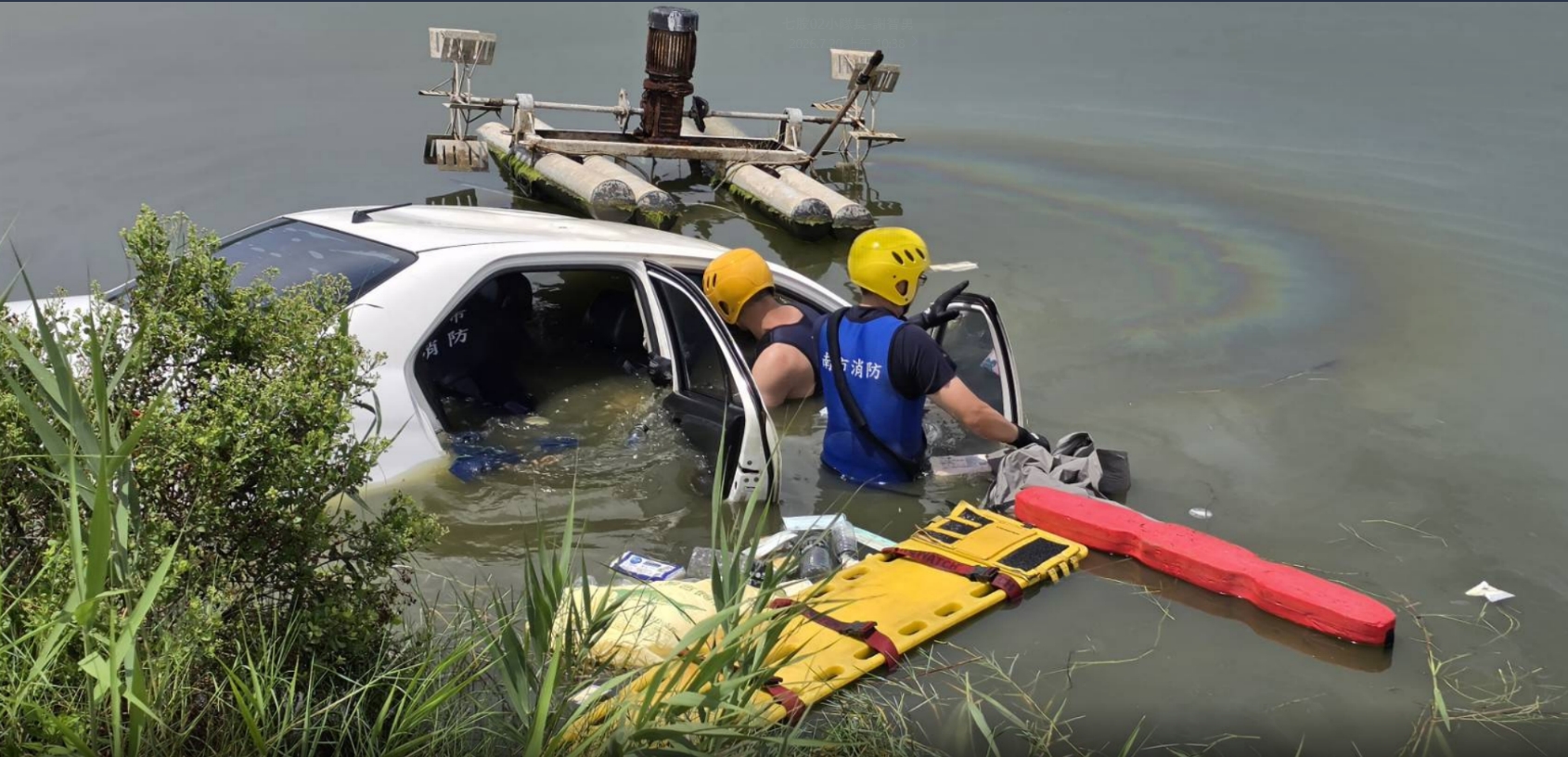 ▲車衝魚塭滅頂!警消搜救3小時 人救出已不治(圖/記者王俊勝 翻攝)