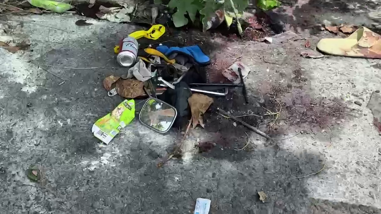 ▲▼現場遺留許多車殼及傷者物品(圖/記者王俊勝 翻攝;未經授權請勿翻攝)1