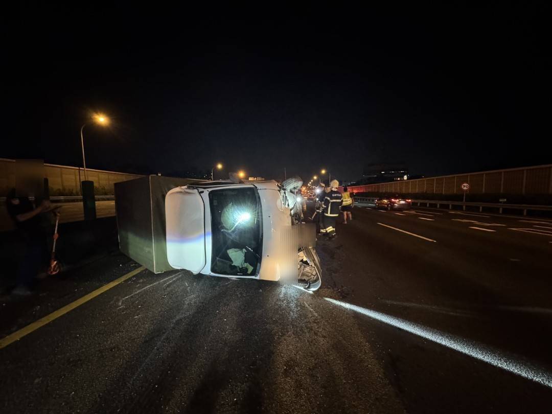 國道1號鼎金路段3車事故！小貨車自撞翻覆　1女駕駛輕傷送醫
