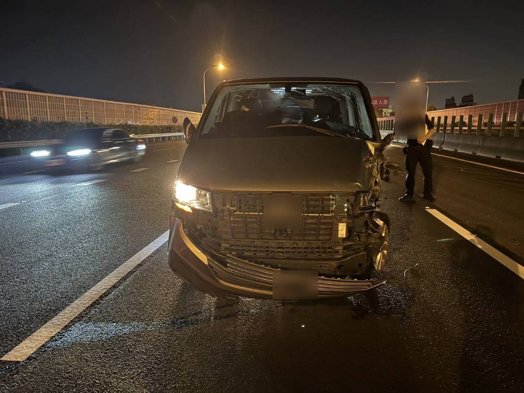 國道1號鼎金路段3車事故！小貨車自撞翻覆　1女駕駛輕傷送醫