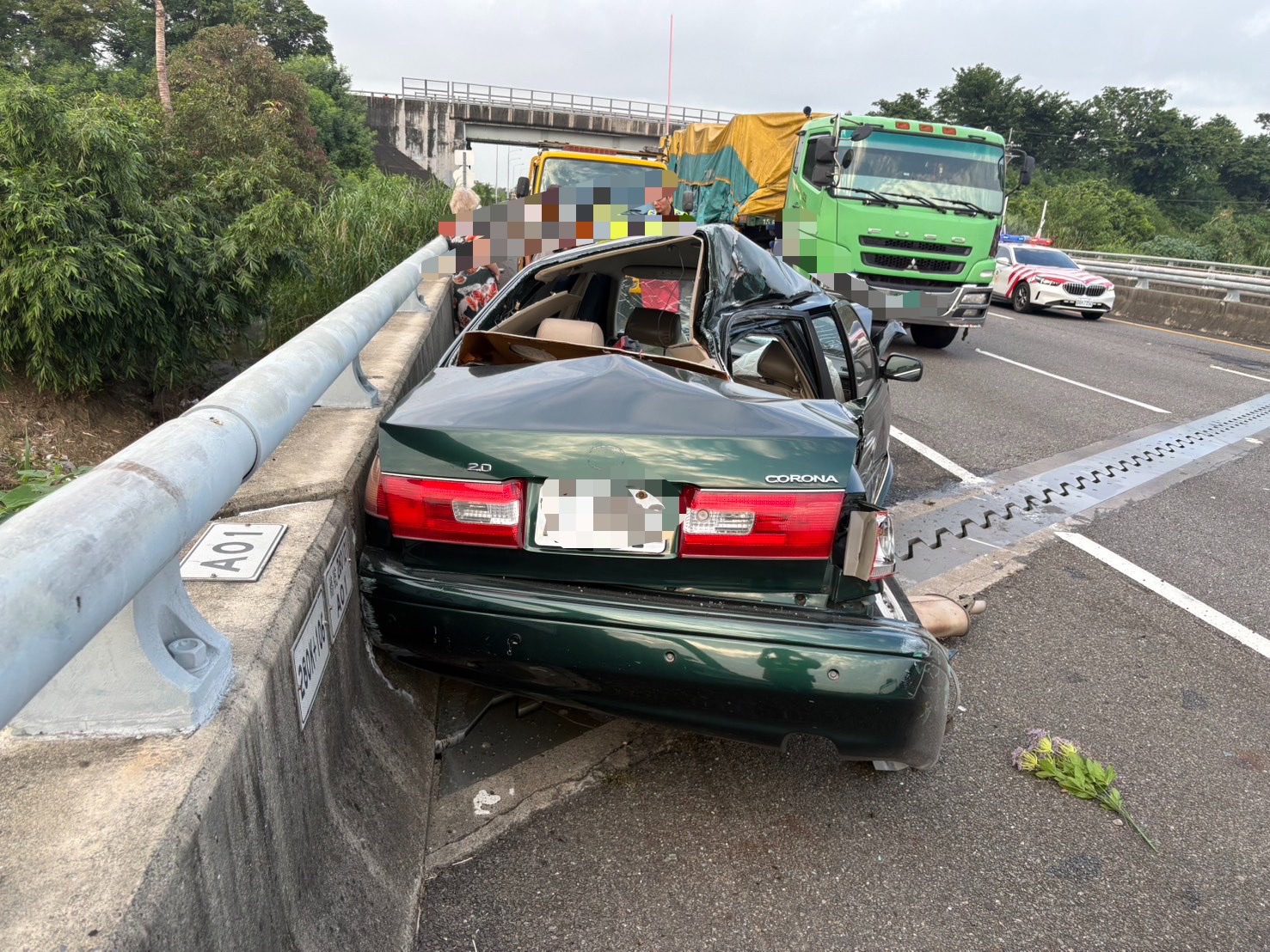 國道1號後壁段轎車自撞後橫停車道　遭半聯結車撞擊釀1人受傷