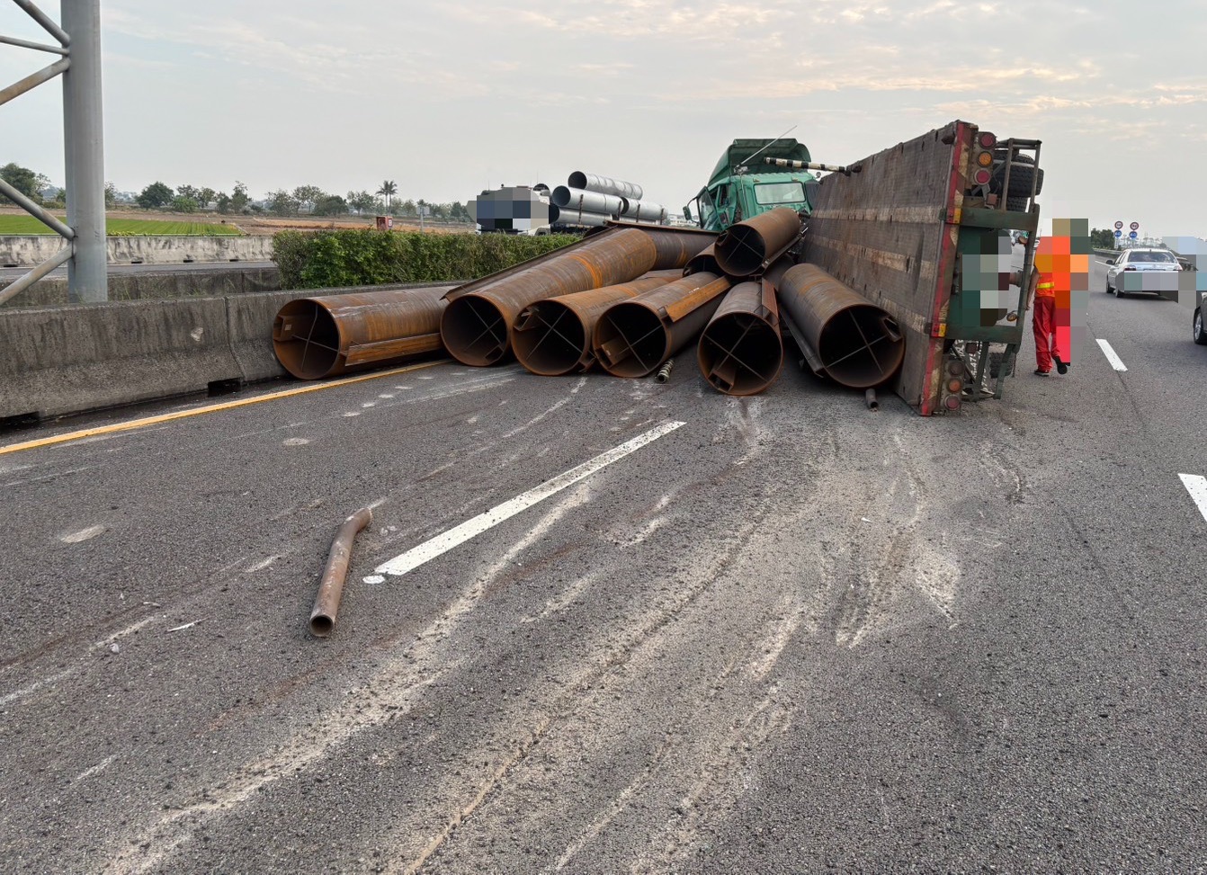 國道1號後壁段轎車自撞後橫停車道　遭半聯結車撞擊釀1人受傷