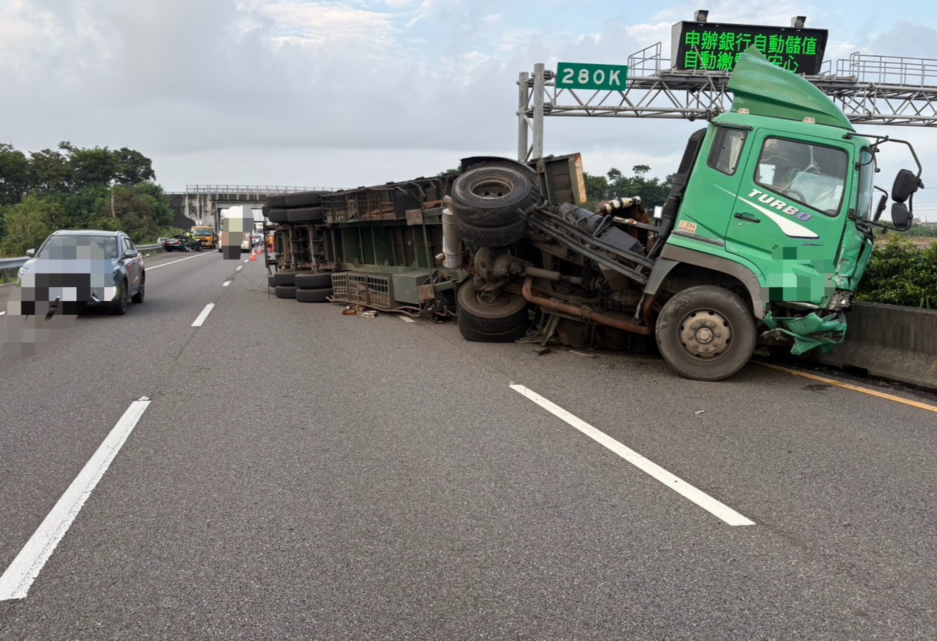 國道1號後壁段轎車自撞後橫停車道　遭半聯結車撞擊釀1人受傷