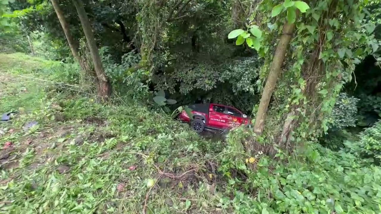 ▲消防山訓出意外！勤務車煞不住衝落山溝　4人驚魂送醫（圖／記者王俊勝 翻攝）