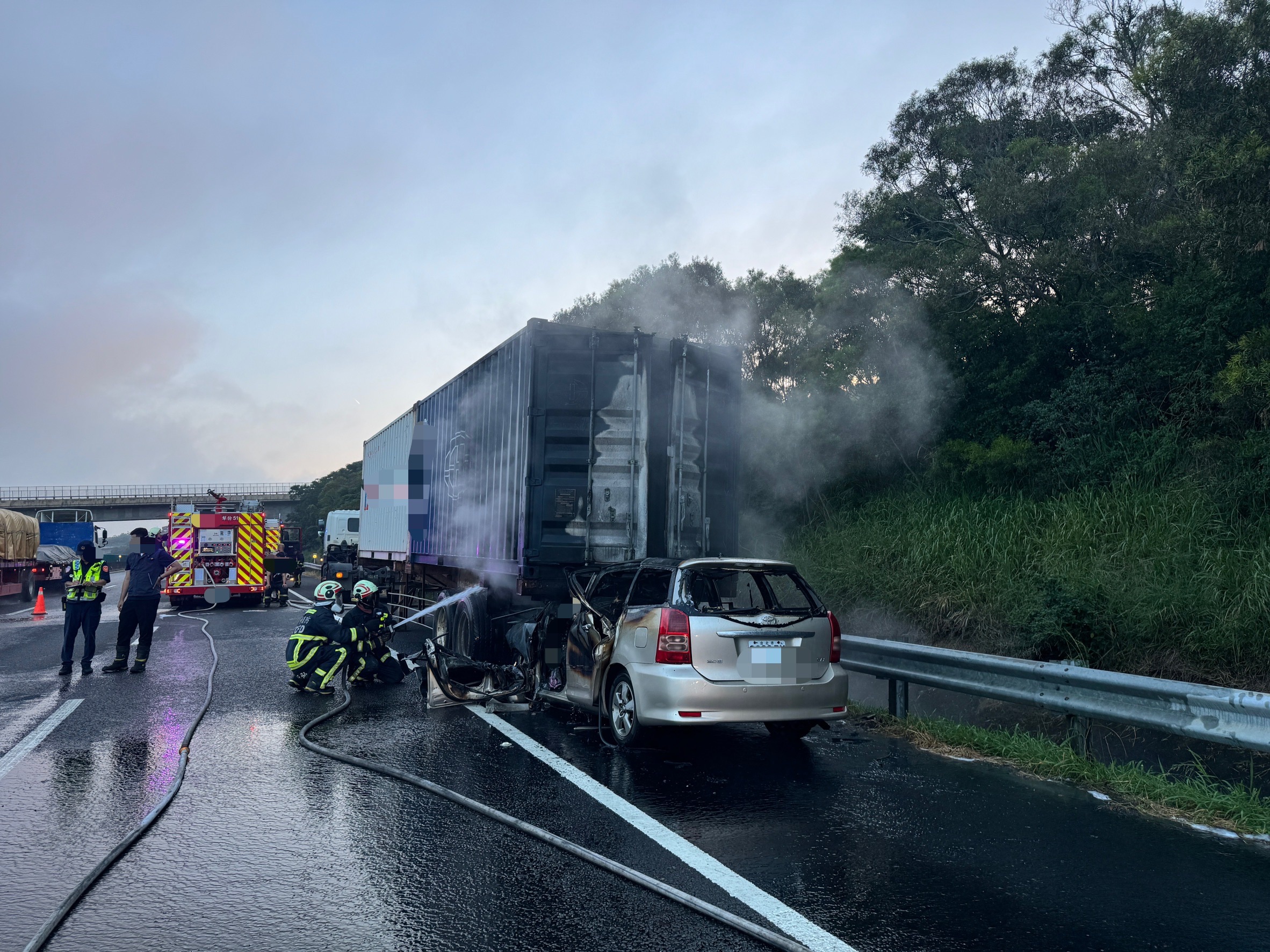 國3沙鹿段火燒車釀1死！自小客猛撞貨櫃車全面燃燒　死者身分待確認