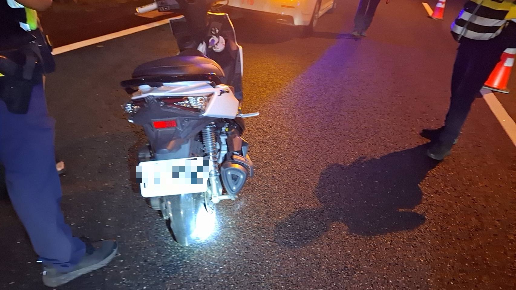 清水服務區車聚遭國道警夜掃 BMW掛註銷牌照當場拖吊 12件違規依法開罰