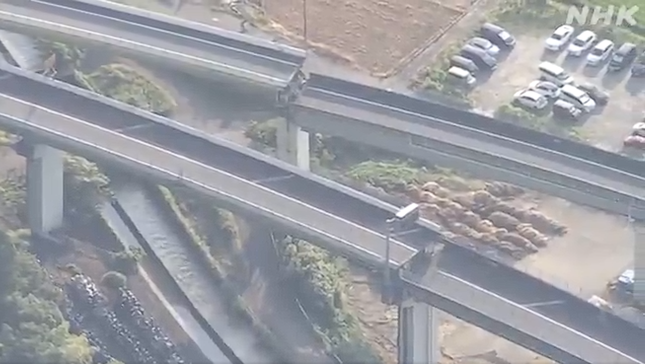 ▲熊本強震震出大洞！九州自動車道橋面錯位下陷　驚悚畫面曝（圖／翻攝自 X／NHK）