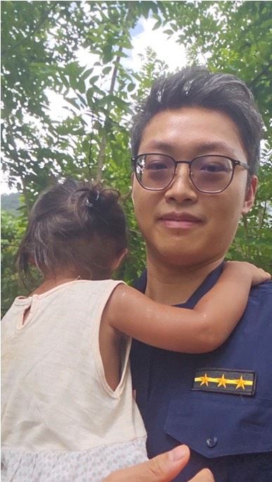 小手指向回家路！仁愛暖警抱起迷途女童　善用部落網絡助平安返家