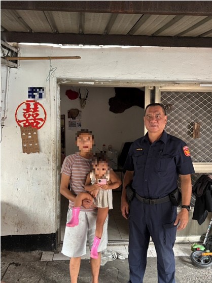 小手指向回家路！仁愛暖警抱起迷途女童　善用部落網絡助平安返家