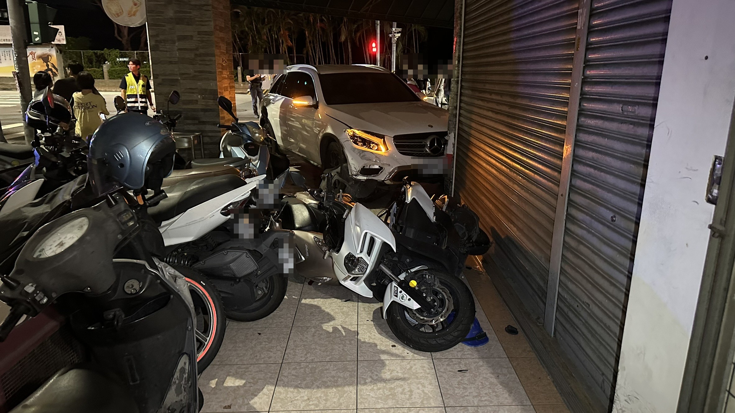 機車疑搶快闖紅燈釀禍　台中健行路口車禍1傷、轎車失控衝騎樓毀6機車