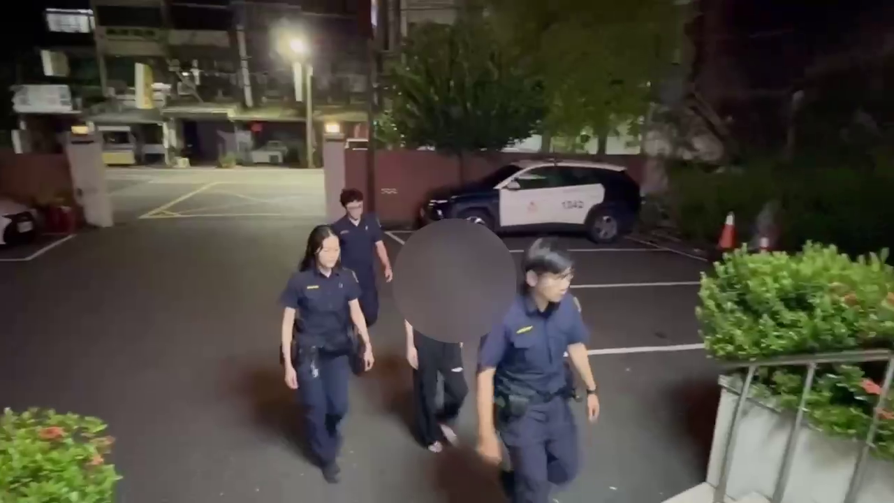 ▲▼3男1女一行4人衝議員服務處砸玻璃（圖／記者王俊勝 翻攝）2