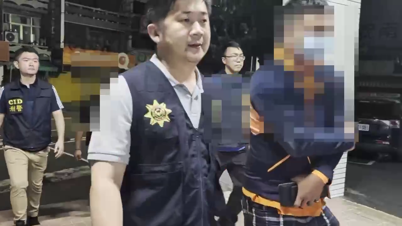 ▲▼3男1女一行4人衝議員服務處砸玻璃（圖／記者王俊勝 翻攝）1