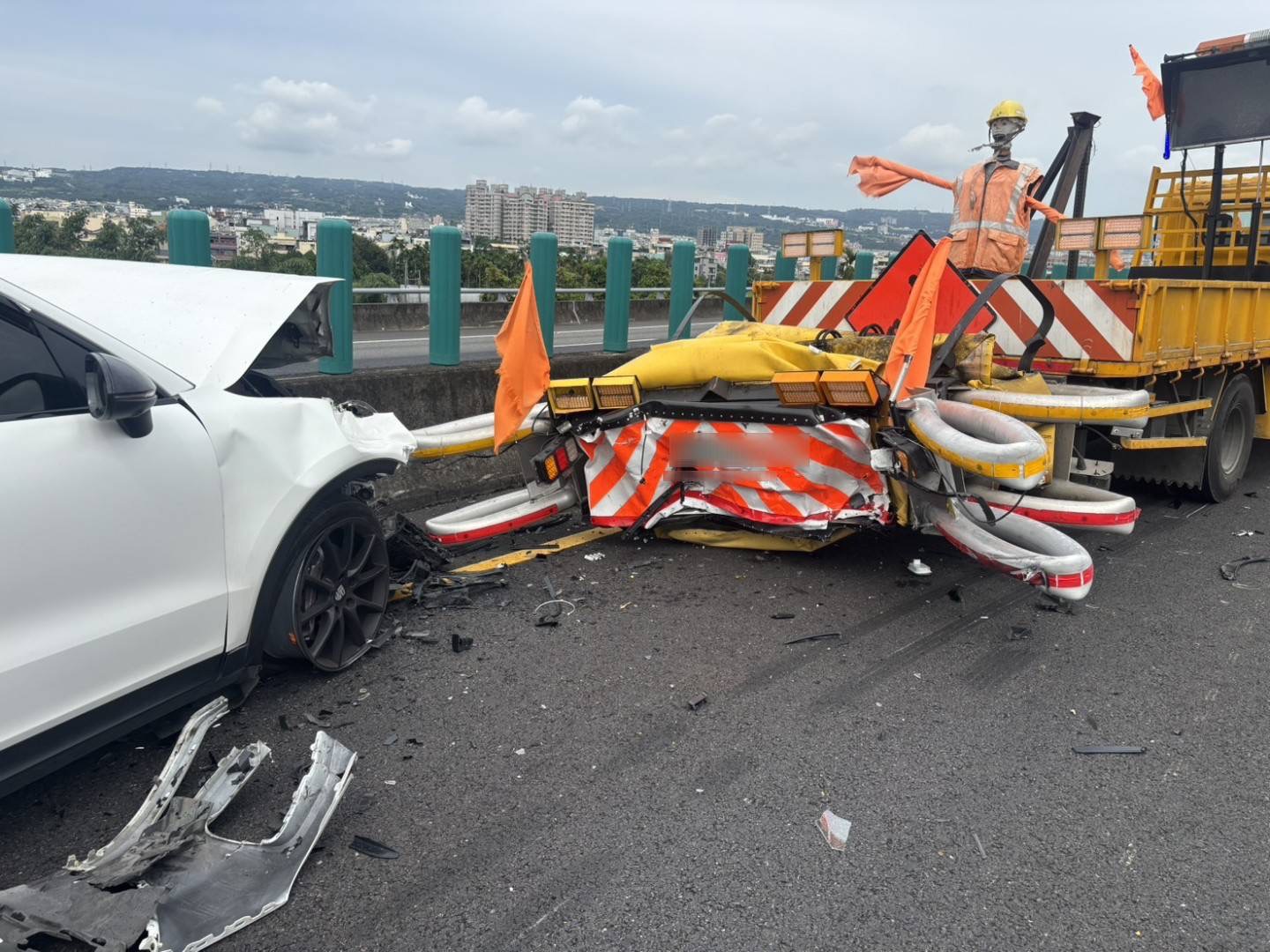 國道3號北向南投路段今（30）日上午發生一起追撞事故，一輛自小客車行駛途中追撞正在執行施工安全防護的大貨車（施工緩撞車），所幸事故未造成人員傷亡。警方表示，自小客車駕駛自述事故發生時有使用輔助駕駛系統，詳細肇事原因仍待進一步釐清。