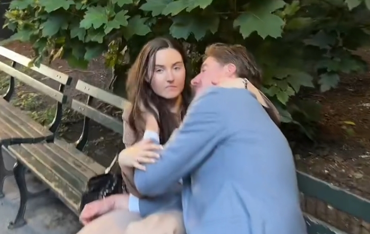 ▲美已婚名律師「公園激吻小16歲女同事」！喇舌肉貼全被拍　TikTok直擊瘋傳400萬次（圖／翻攝自 TikTok）