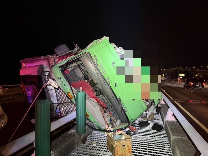 國道1號后里段凌晨17車事故　大貨車爆胎側翻釀連環撞　所幸無人傷亡